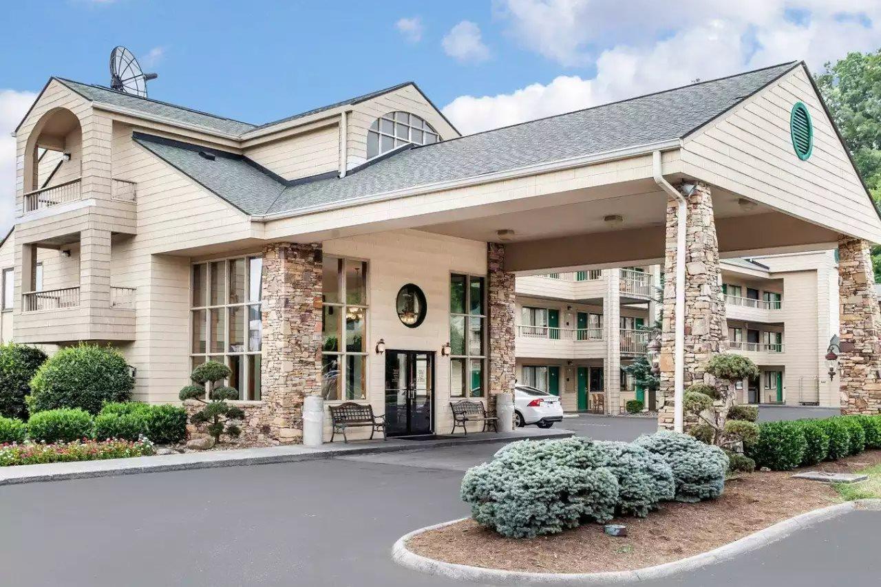 Quality Inn & Suites At Dollywood Lane Pigeon Forge Exterior photo