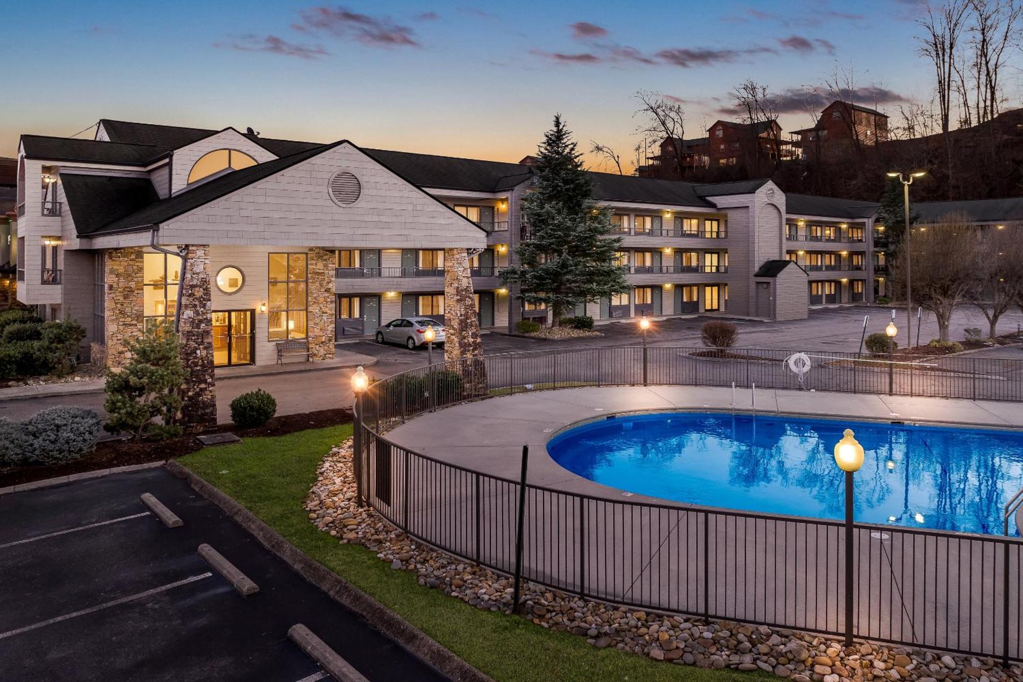 Quality Inn & Suites At Dollywood Lane Pigeon Forge Exterior photo