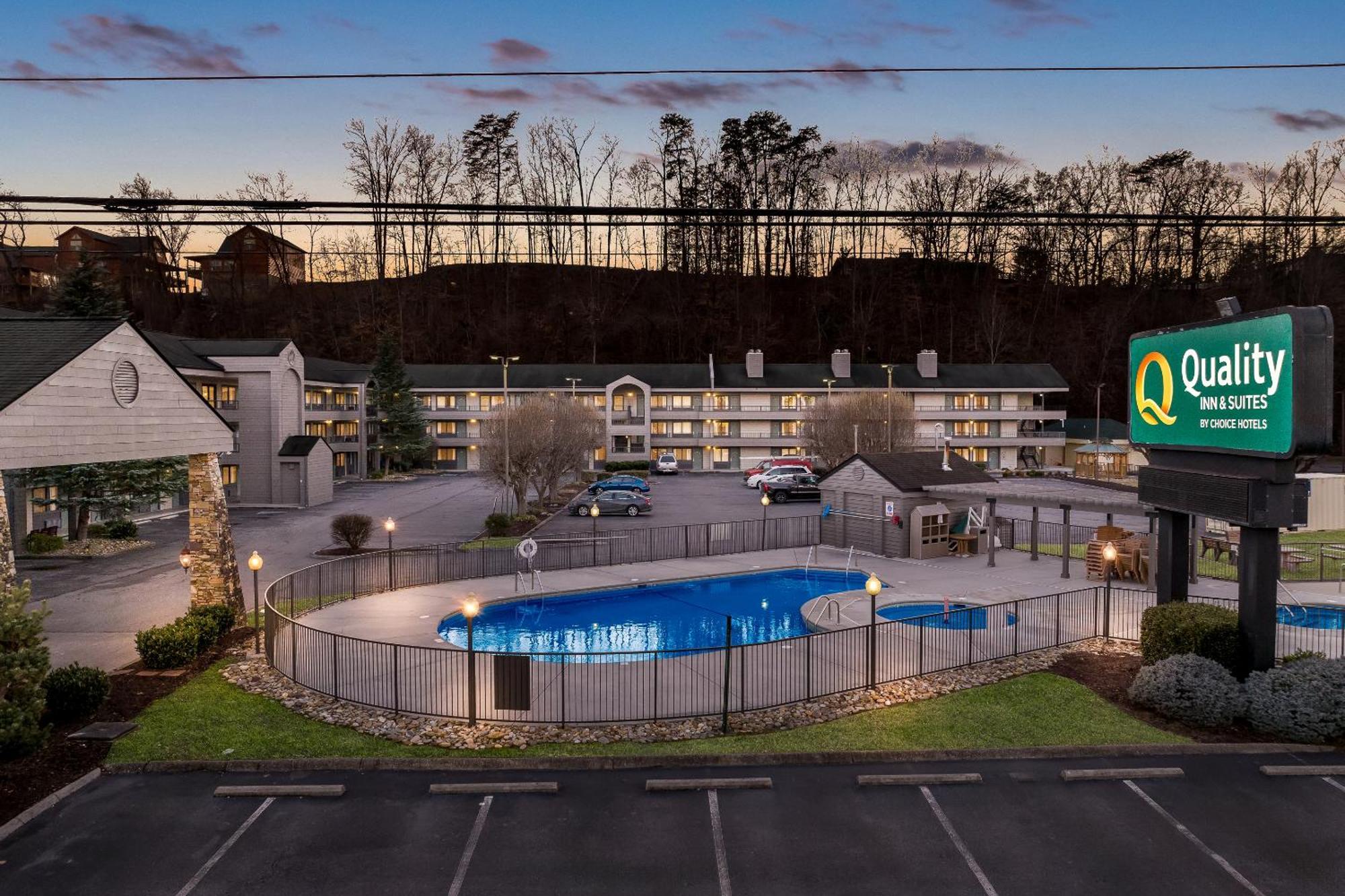 Quality Inn & Suites At Dollywood Lane Pigeon Forge Exterior photo