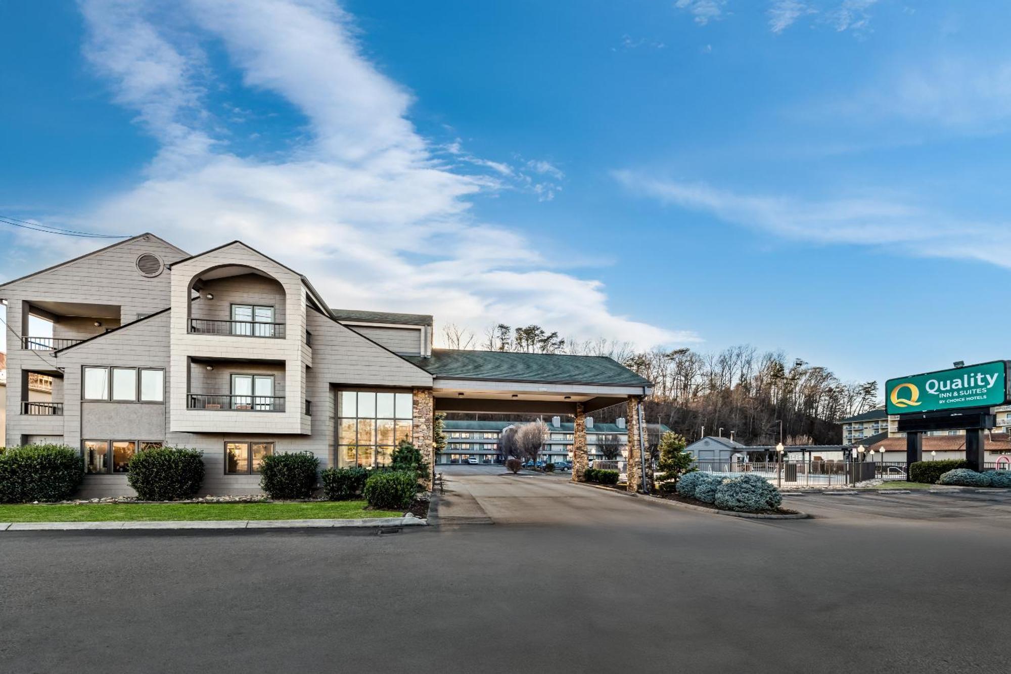 Quality Inn & Suites At Dollywood Lane Pigeon Forge Exterior photo