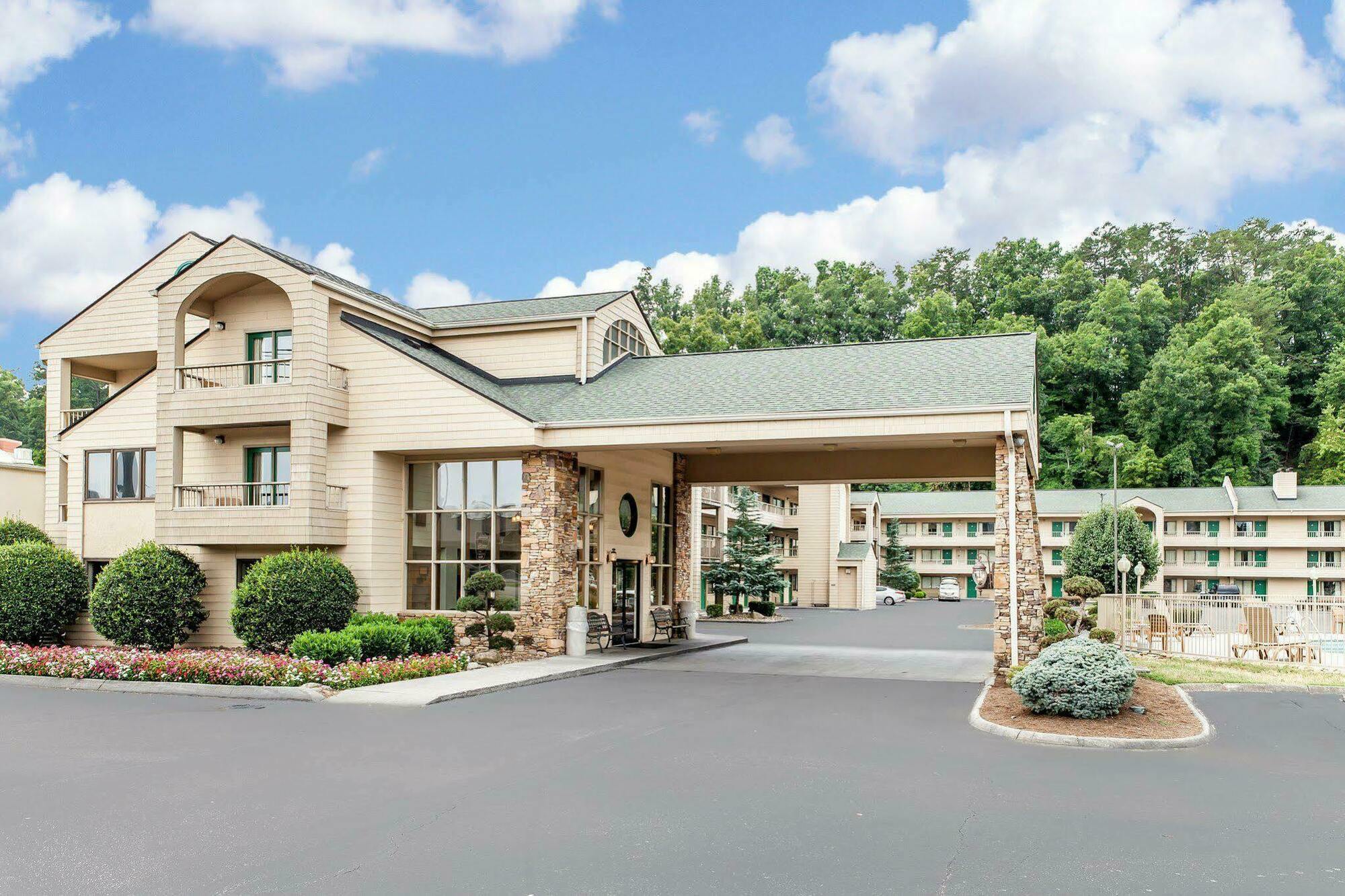 Quality Inn & Suites At Dollywood Lane Pigeon Forge Exterior photo